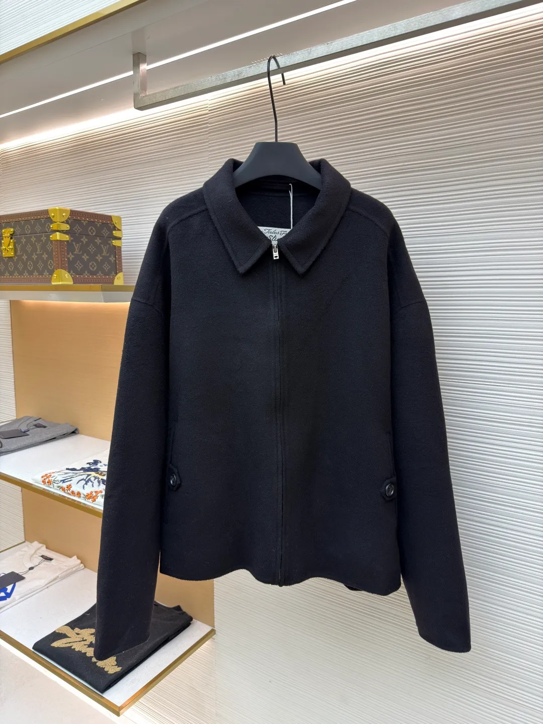 Acne Studios lapel zipper off-shoulder long-sleeved wool jacket ●Original version: Purchased and developed at 7499 ●Item number: 1681820-C85 ●Fabric: wool fabric ●Technology: Made on positioning cutting machine ●Color: black ●Version: fitted version ●Weight: about 1215 grams ●Size: 46-48-50 ●Description: Made of high-density wool blended fabric, treated with double-sided worsted spinning process, it feels soft and waxy and has good drape. The body adopts a hidden zipper + lapel design, with a neat neckline; the pockets on both sides have a welt structure and are decorated with buttons of the same color, with exquisite details. The overall shape is slightly loose, the hem is naturally curved, and the edges are reinforced with overlocking technology, which not only retains the soft texture of the fabric, but also improves the durability, and combines simple style with advanced craftsmanship. The overall wiring is straight and delicate, the fabric is comfortable and soft, and the color is consistent without color difference. It can be matched with the same style to create a fashionable look and control various occasions. Customized accessories, complete with three standards, same style for men and women!